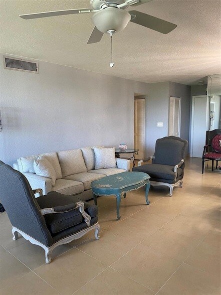 Foto del edificio - 100 NW 76th Ave