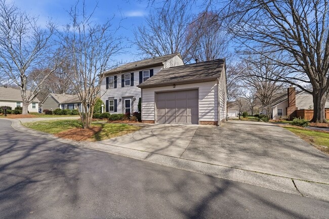 Foto del edificio - COMING SOON! Beautifully Maintained 3BR Home Near SouthPark – Garage, Fireplace & Low-Maintenance...