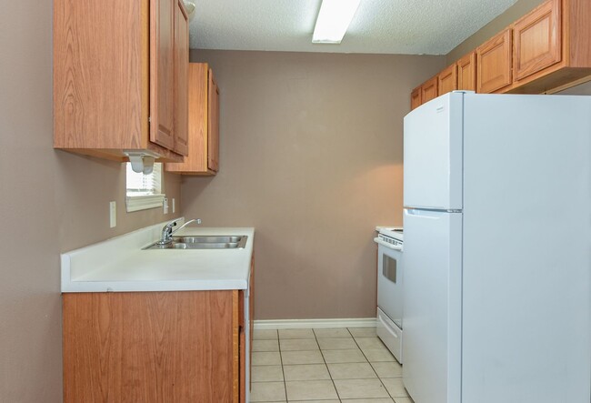 Building Photo - Nice Three Bedroom Duplex in Commerce in a...