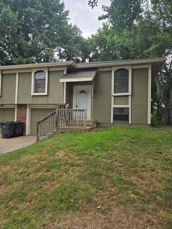 Building Photo - 1900 E Lindenwood Cir