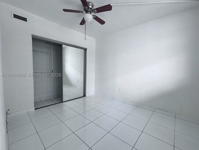 Foto del edificio - 5825 Collins Ave