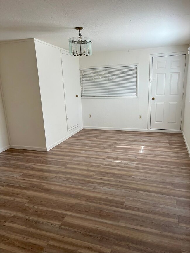 Building Photo - BEAUTIFUL CUL-DE-SAC HOME WITH LARGE PRIVA...