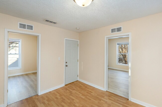Foto del edificio - 1855 E 32nd St