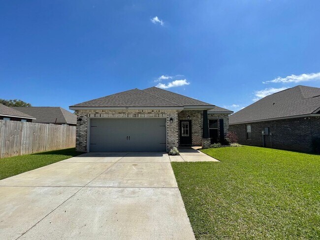 Foto del edificio - 3 Bedroom, 2 bathroom in Twin Beech Estate...