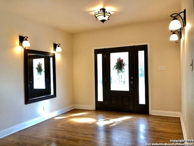 Foto del edificio - 3 Bedroom/3 Bath Alamo Heights Subdivision