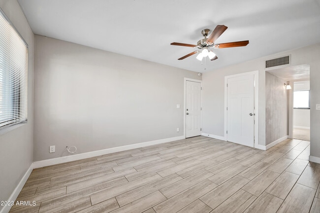 Foto del edificio - 1145 E Henry St