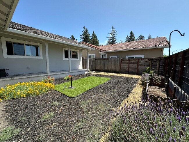 Foto del edificio - Charming Single-Level Home with Spacious L...