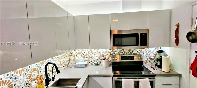 Foto del edificio - 2230 NE 56th Pl