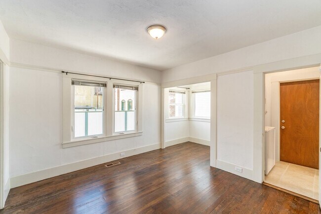 Foto del edificio - 2431 Clement Ave