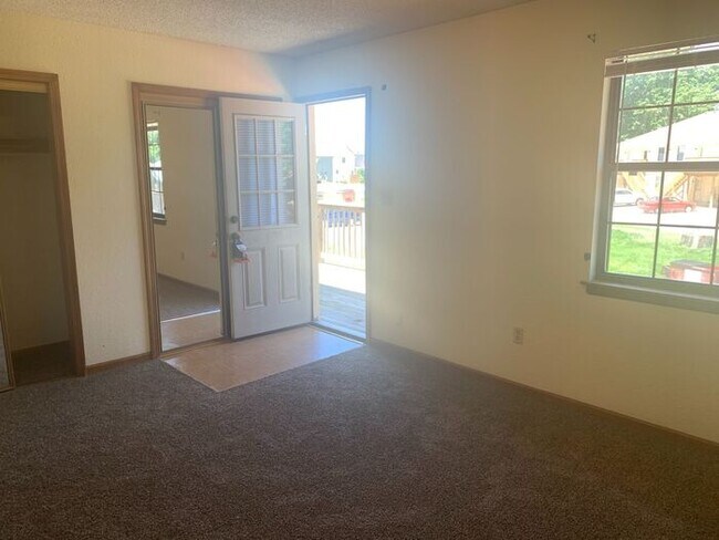 Foto del edificio - BRAND NEW carpet, come check me out!