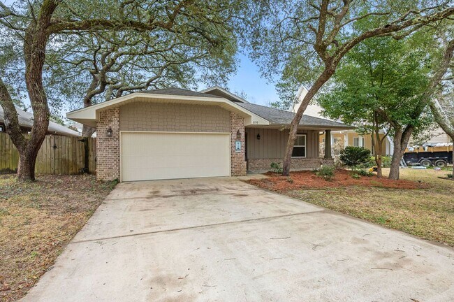 Foto del edificio - Sprawling 4-BR Niceville Rental with Gourmet Kitchen & 2-Car Garage!