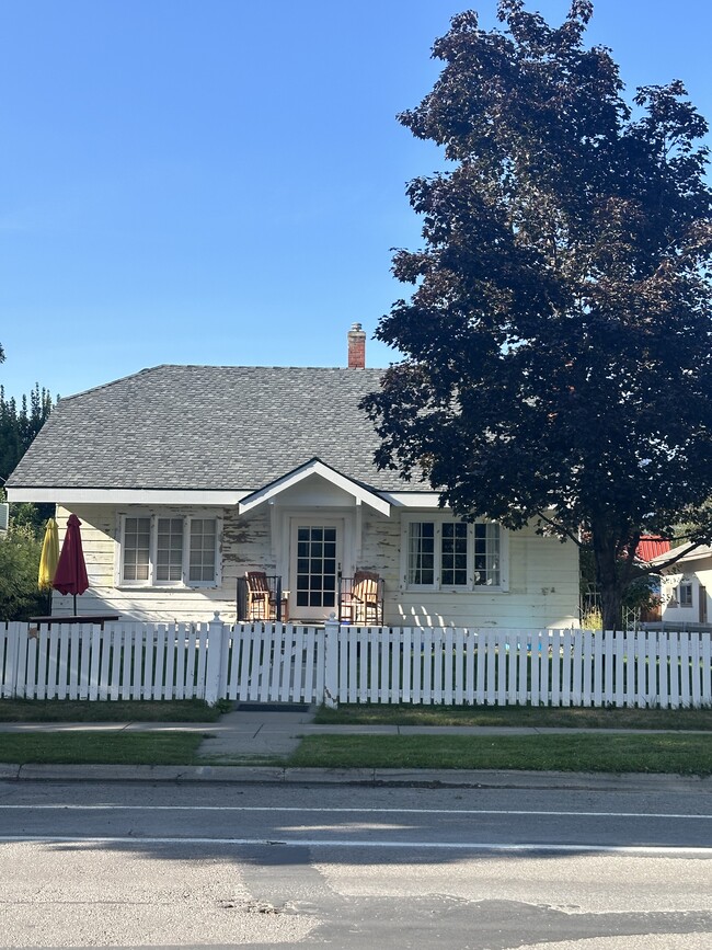 Building Photo - 734 E 2nd St Building Photo - 734 E 2nd St