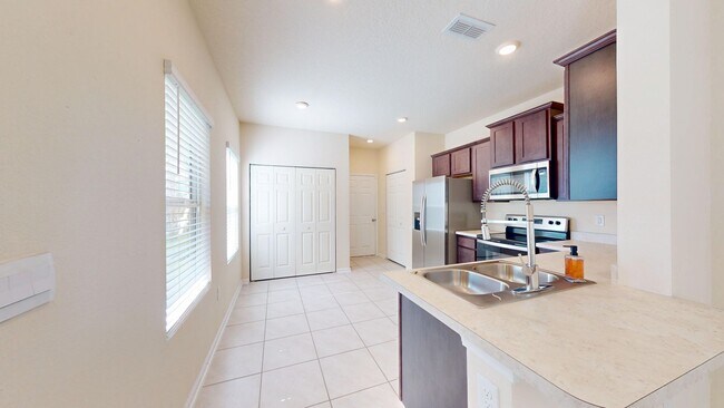 Building Photo - Beautiful End-Unit Townhome in Capitol Par...