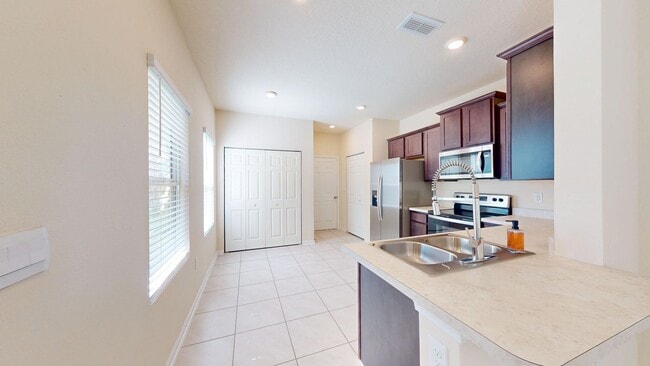Foto del edificio - Beautiful End-Unit Townhome in Capitol Par...