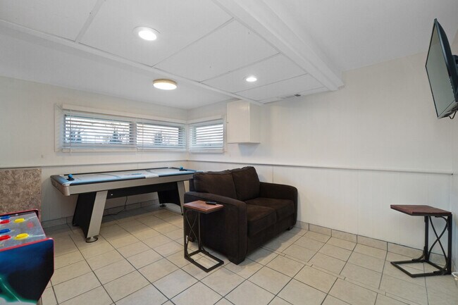 Building Photo - 4438 Balmoral Dr