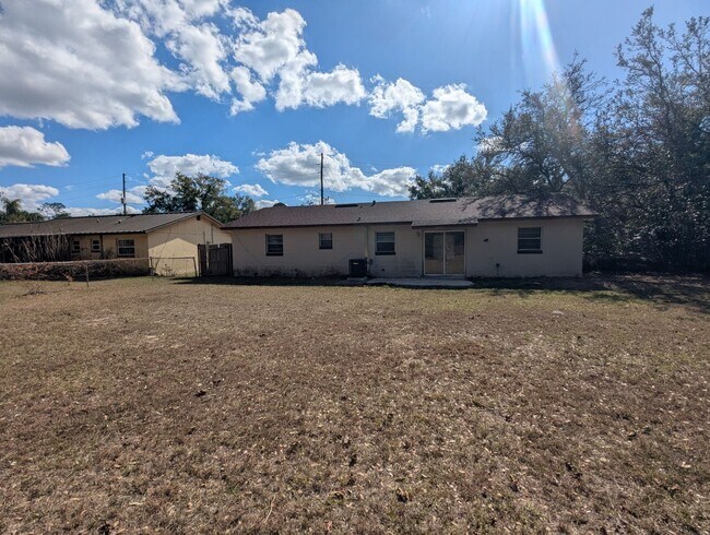 Building Photo - 3 Bedroom House For Rent, Lawncare included.