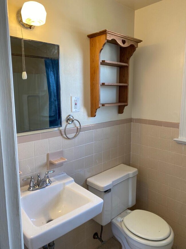 bathroom - 448 Hillcrest Ave