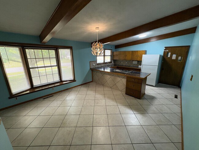 Foto del edificio - Spacious Home with Attached Garage & Fenced Backyard