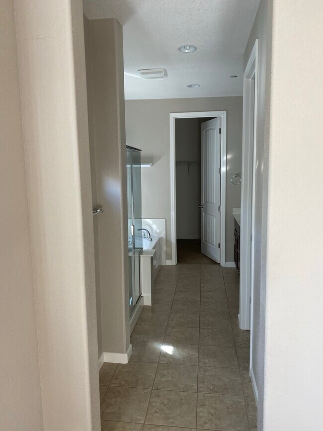 Foto del edificio - 65 Halsey Ct