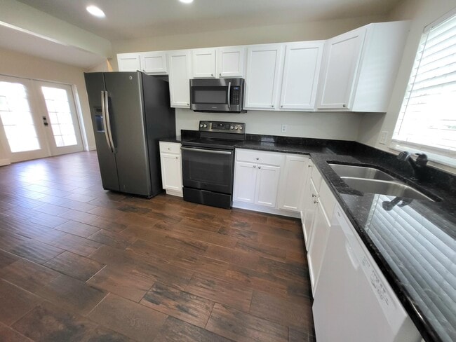 Building Photo - 588 Charles Dr