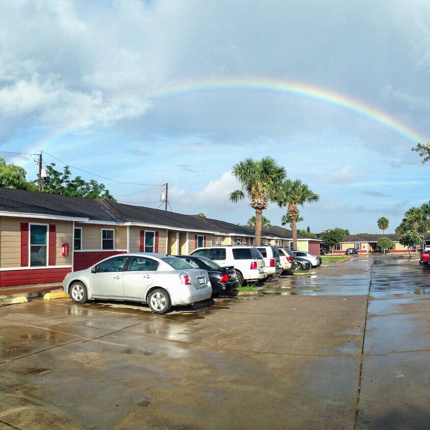 Foto del edificio - Boca Palma Townhomes