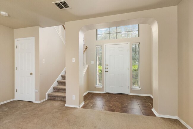 Building Photo - Charming Home Awaits: Spacious & in a Prime Location