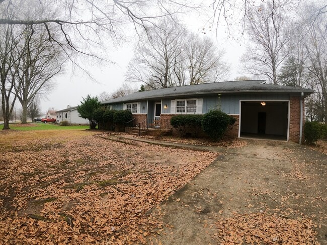 Building Photo - 1002 Saluda Lake Rd