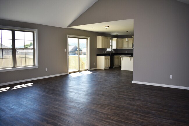 Building Photo - Spacious 3 Bedroom, 2 Bathroom home!