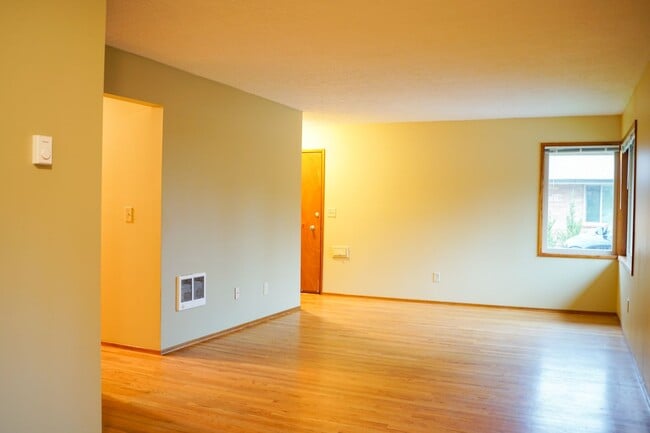 Building Photo - Close-in SE: Nicely Renovated Mid-Century 3-Bed w/Full Basement!