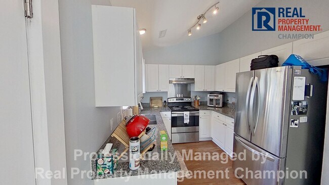 Foto del edificio - Immaculate 3 BD/2 BA Home w/Vaulted Ceilings, LVP Flooring and Fenced Yard