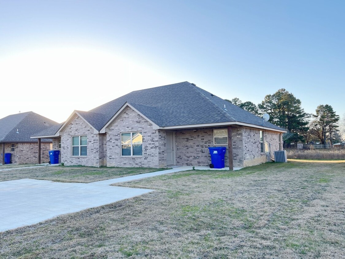 Primary Photo - Charming 2bd 2ba Close to the Silo Schools