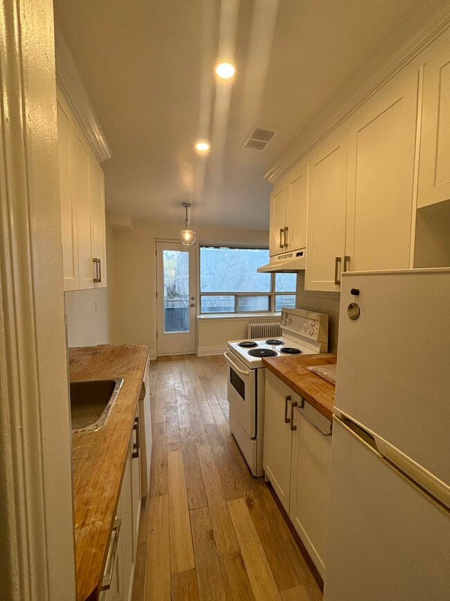 Kitchen - 710 Spadina Av