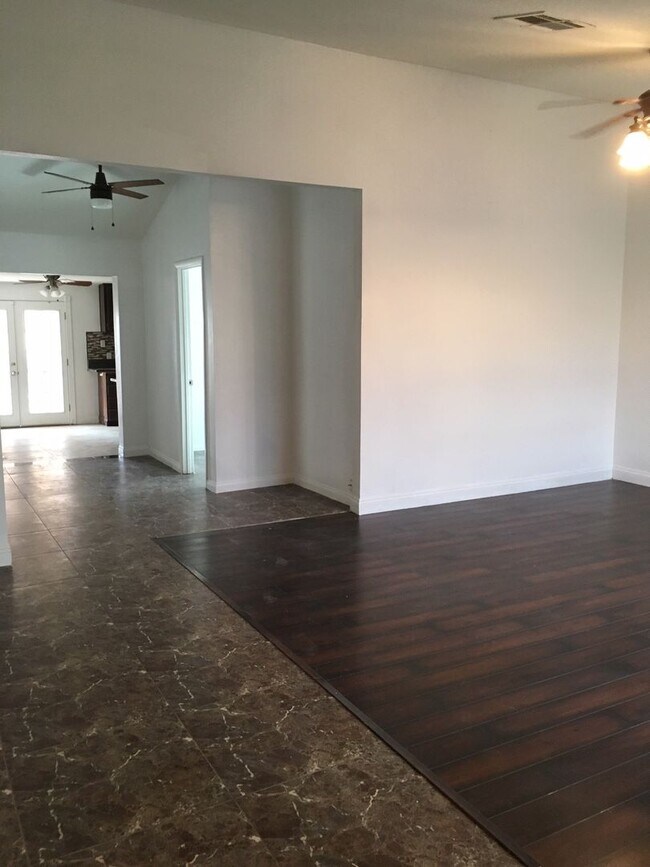 Foto del edificio - 913 Shadow Mountain Pl
