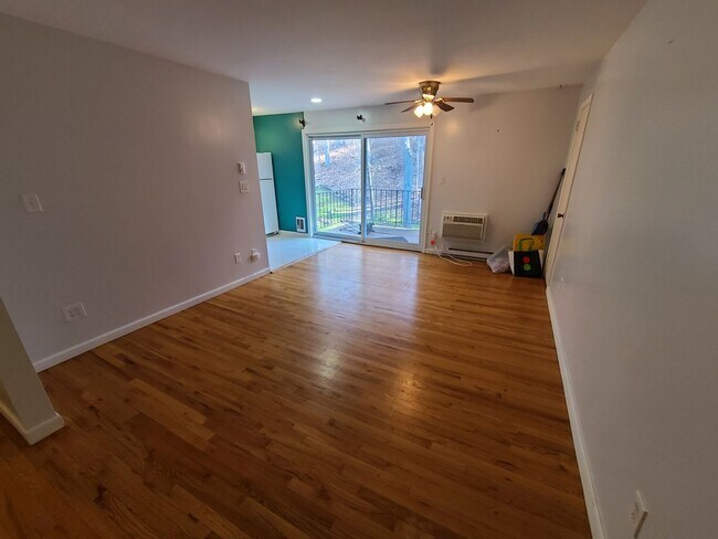 Building Photo - 1 Bedroom Condo at Farmington Village