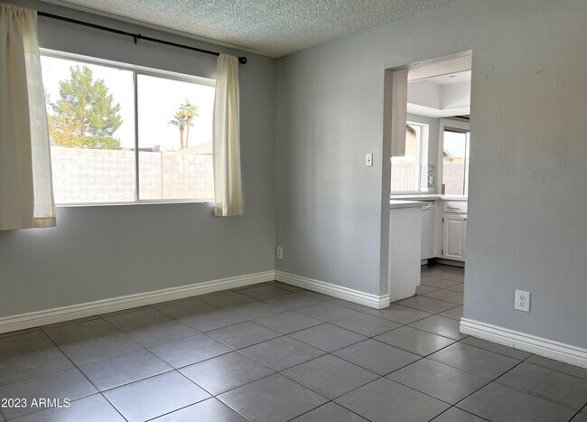 Building Photo - 4042 W Poinsettia Dr