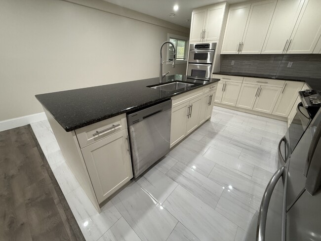 Building Photo - 2342 E Wellington Rd