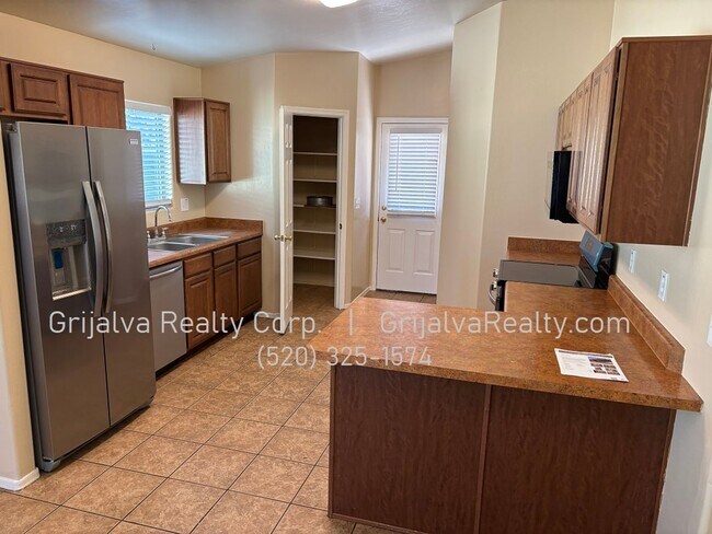 Foto del edificio - Spacious 4 Bedroom, 2 Bath House for Rent ...