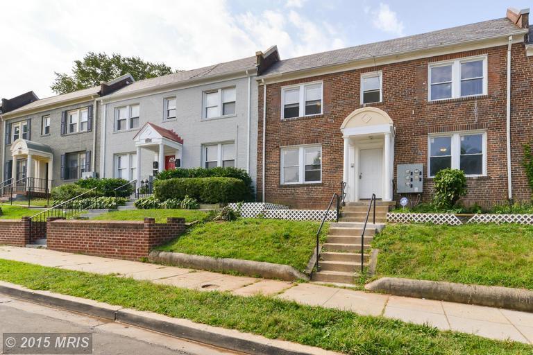 Front of building (available unit is top left side) - 1247 Meigs Pl NE