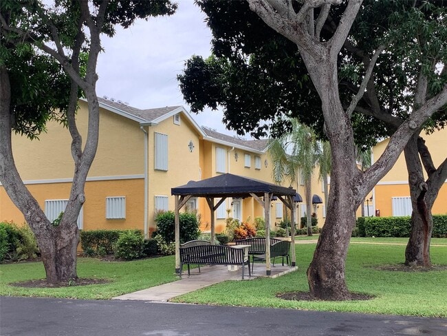 Foto del edificio - 423 Waterside Cir