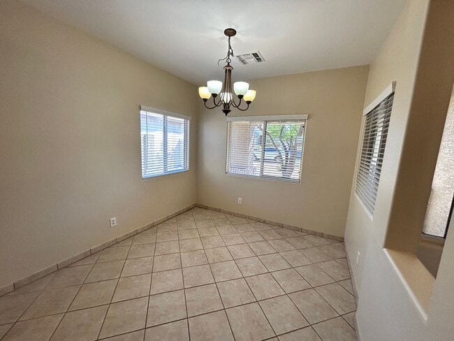 Foto del edificio - Move-In Special! Updated 3 Bed / 2bath Gilbert Home with New Paint, No Carpet and on the Course