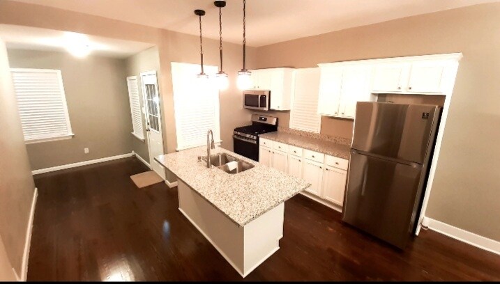 Dine in kitchen/kitchen island - 4343 Grover Ave