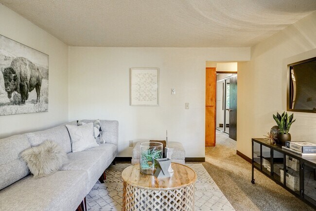 Foto del edificio - Spacious and immaculate one bedroom! Heat ...