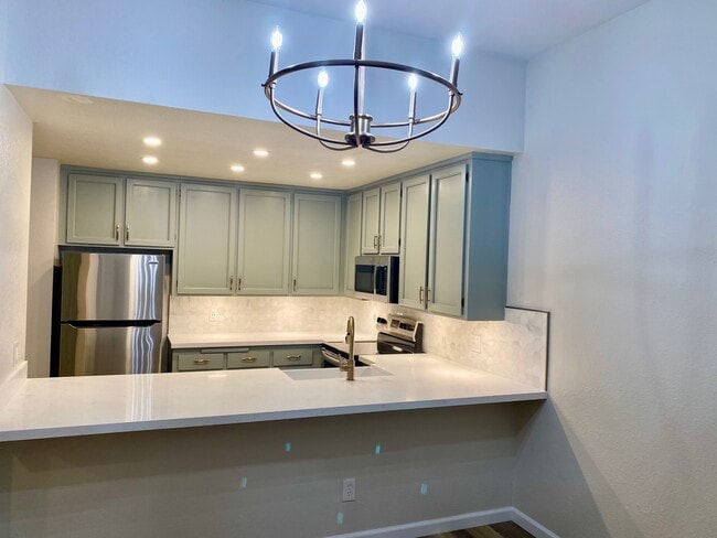 Building Photo - 270 Dahlia Ave