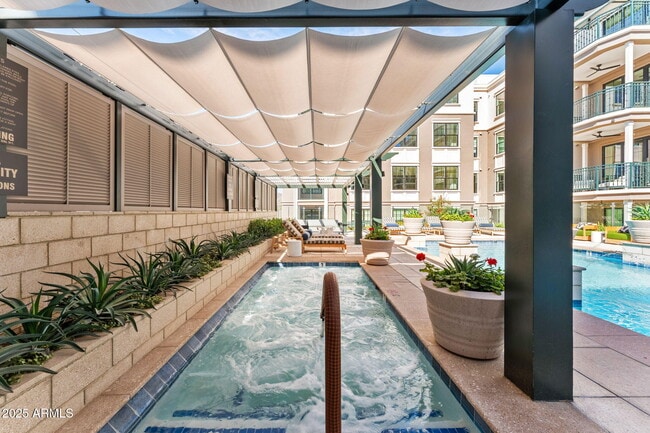 Foto del edificio - 4240 E Camelback Rd
