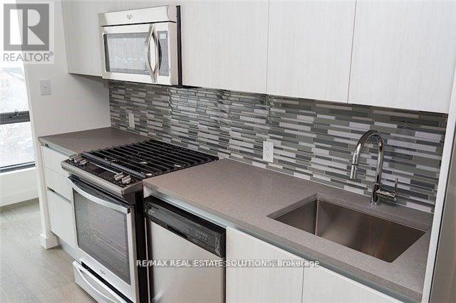 Building Photo - 111 Bathurst St