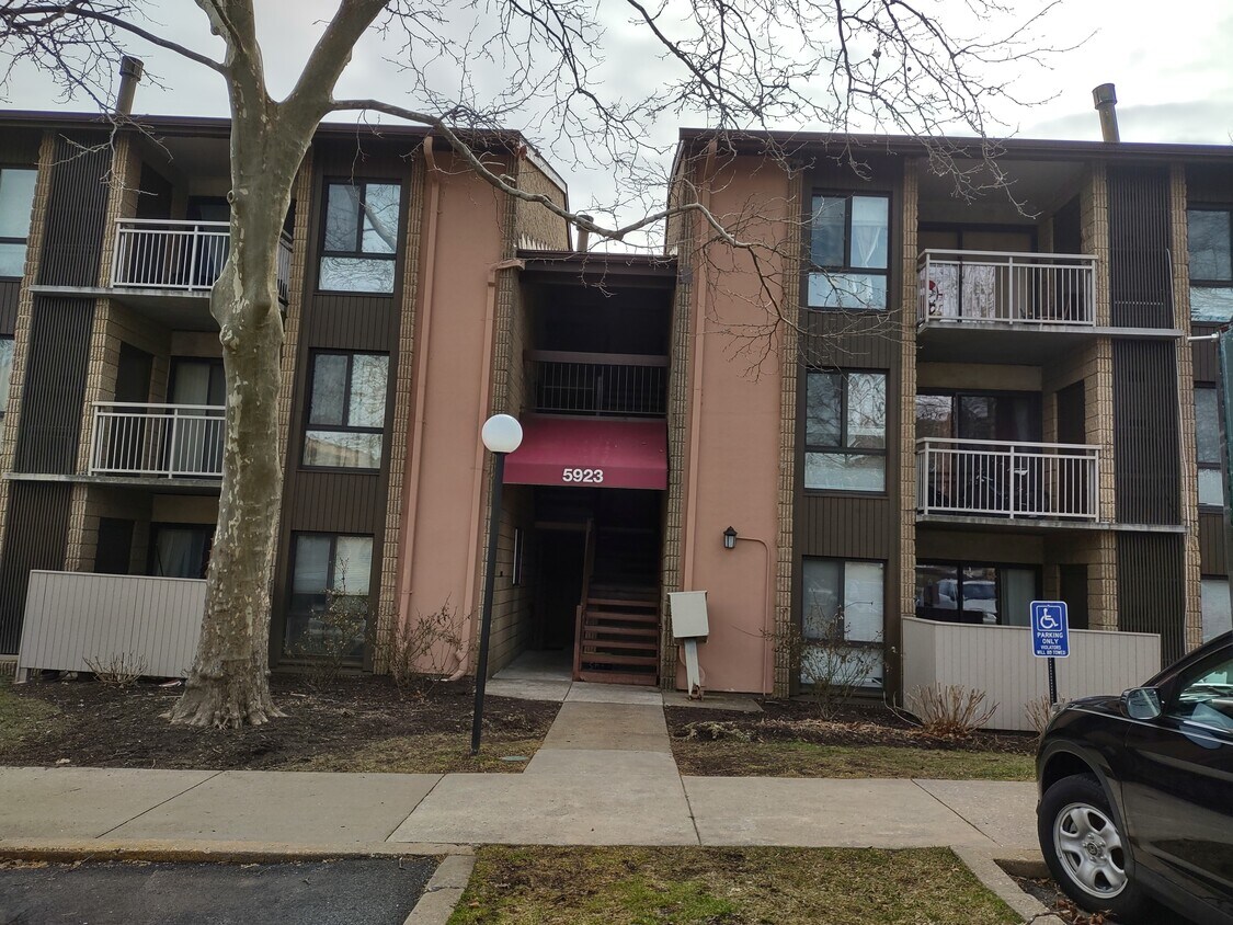 Front of Building - 5923 Tamar Dr