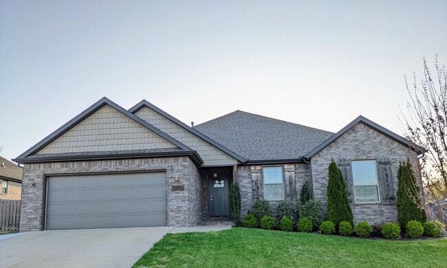 Building Photo - 700 Hawthorn Way