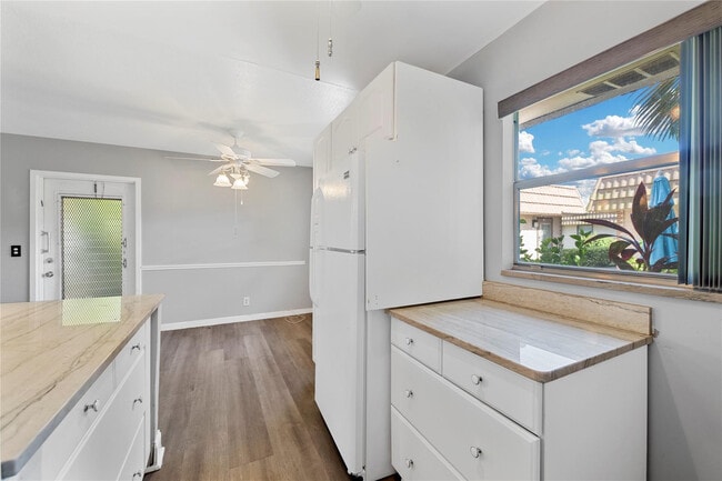 Building Photo - 220 Seville Dr