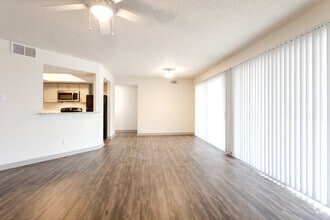 2BR,2BA - 1079SF B5 - Living Area - The Elise Apartments