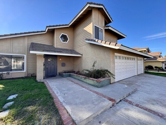 Building Photo - Spacious Two Story Home with 3 Car Garage in Moreno Valley